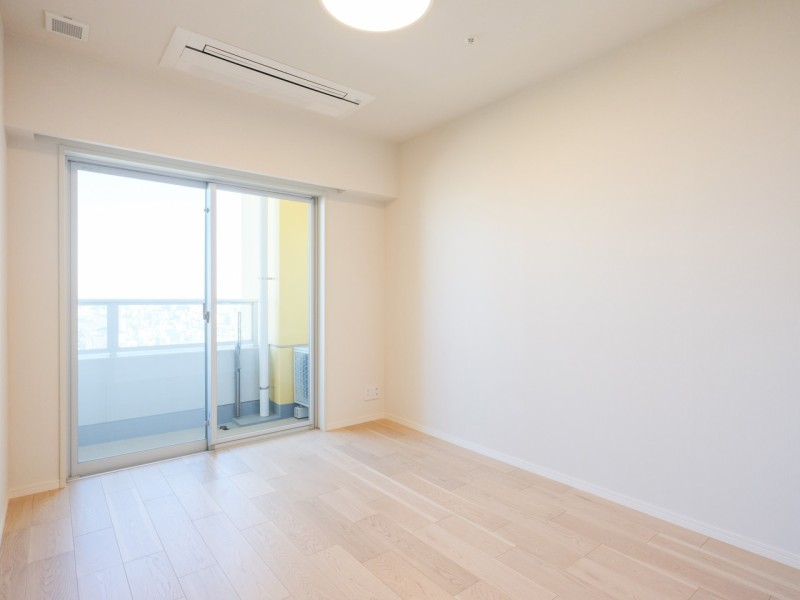 リビングからいちばん離れた洋室１は約6.0帖のプライベートルームです。ナチュラルな内装はどんなインテリアをも受け止める柔軟性が魅力です。