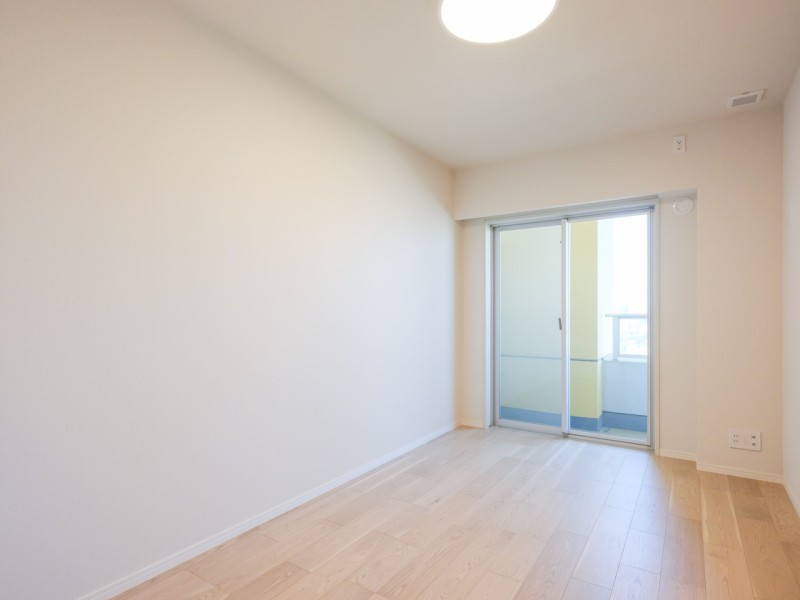 洋室2にも明るい自然光が注がれます。のびやかな空間の中で、ほっと一息つけるやすらぎの時間が流れます。クローゼットがついていますので、お部屋をスッキリとお使いいただけます。