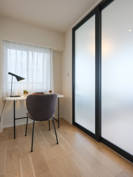 リビングと洋室3を仕切る扉は、ライフスタイルをシームレスにするガラス扉を用いました。リビングからの光も取り込めて、よりすっきりとした印象の仕上がりです。
