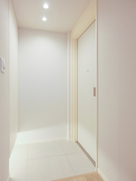 フットライトの光が格調高い雰囲気を醸し出す玄関。人感センサー付きライトを設置したので、暗い時間帯のご帰宅や両手が塞がっているときも快適です。