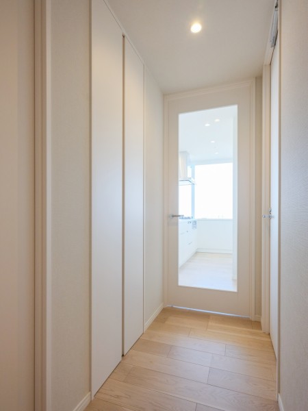 ダイニングからの光を取り込んだ明るい廊下部分です。大切なご家族の「ただいま」「おかえり」が行き交う心温まる空間です。