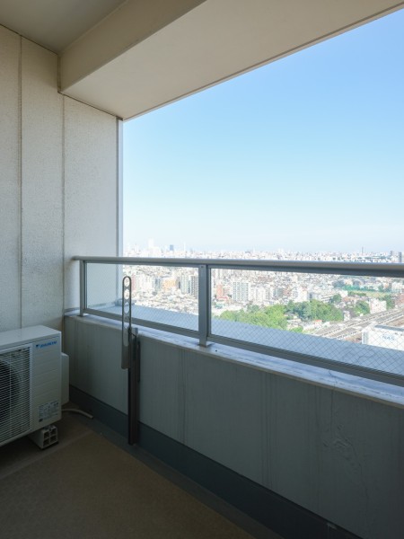 洋室1に隣接したバルコニーです。都心の刺激を間近にしつつ、めいっぱいリフレッシュできる大切な空間です。