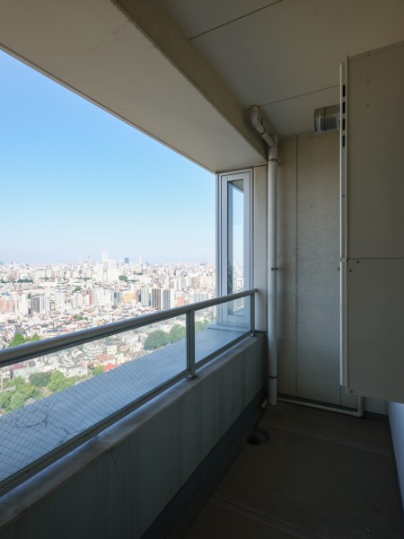 洋室2・洋室3に隣接したバルコニーからは、都会でありながらも豊かな緑と広々とした青空の鮮やかなコントラストが楽しめる、のびのびとした景色が広がります。