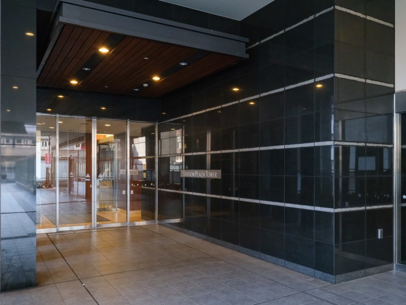 都心における凛とした存在感を主張するエンブレムが出迎えるエントランスです。奥行きがあるエントランスは住まう人々のプライバシーを確保しています。