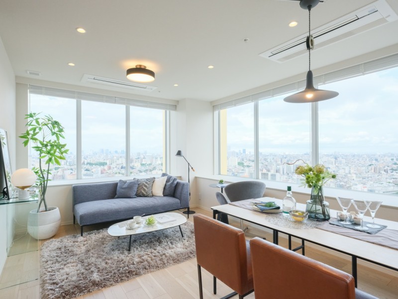 大きな窓からめいっぱいの自然光が降り注ぐ、開放的なリビングダイニングキッチンです。心に余裕をもたらしてくれる居住空間です。