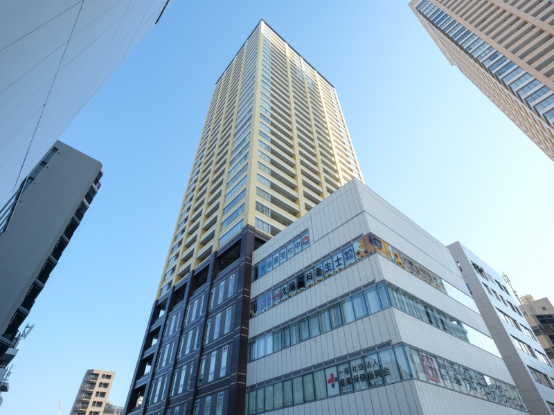 『日暮里』駅直結のタワーレジデンスです。緑地やショッピング施設などが多彩に並び、利便性豊かな街が広がっています。住まいのプライバシーを上層階で確保しながら、快適なマンションライフを実現できます。