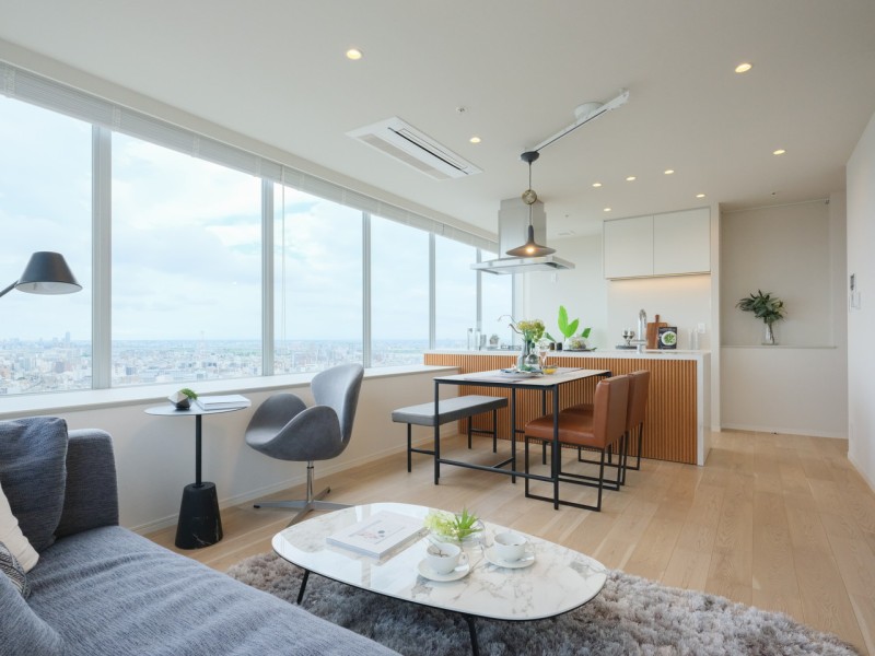 リビングからキッチンへ繋がる窓が印象的なリビングは、眺望がぬけていて解放感を感じられる居住空間です。都心の生活から安らぎの暮らしを深めることが叶う住まいです。