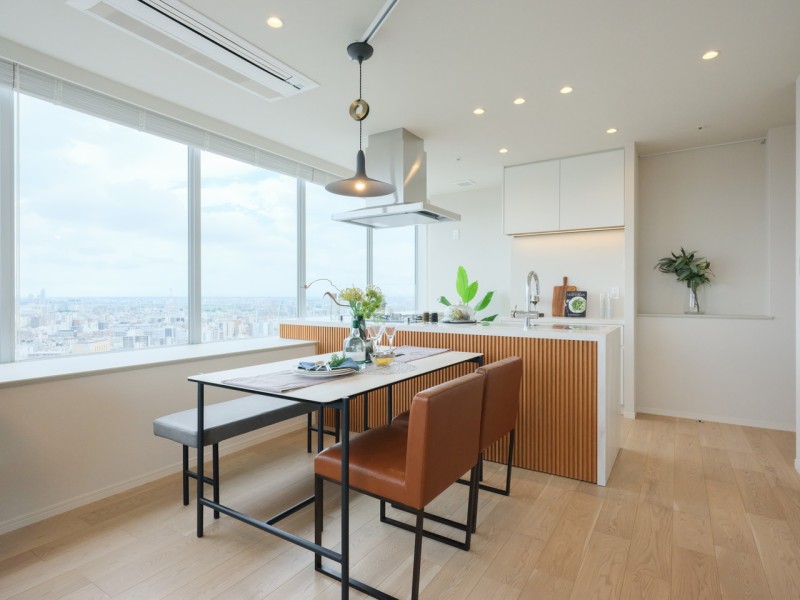 南西角部屋ならではの明るい二面採光のリビングダイニングです。家族団欒のひとときをより快適な空間へと演出します。