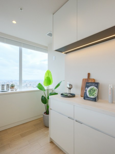 キッチン背面には収納豊富でカウンタースペースも広いカップボードを備え付けました。細々としたキッチンツールやストック食品などの保管にもお使いいただけます。