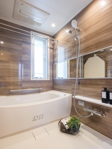 美しいカーブと全身を包み込むような入浴感が特長の浴槽や光沢感のある木目調パネルによって、より一層くつろぎの空間が演出されるバスルームです。