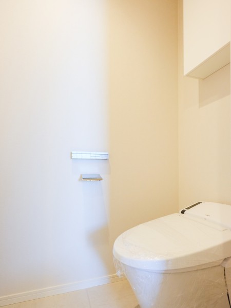 レストルームには洗練されたお部屋にぴったりなスタイリッシュなタンクレストイレが設置されています。手洗い場や収納に便利なカウンターも備え付けです。