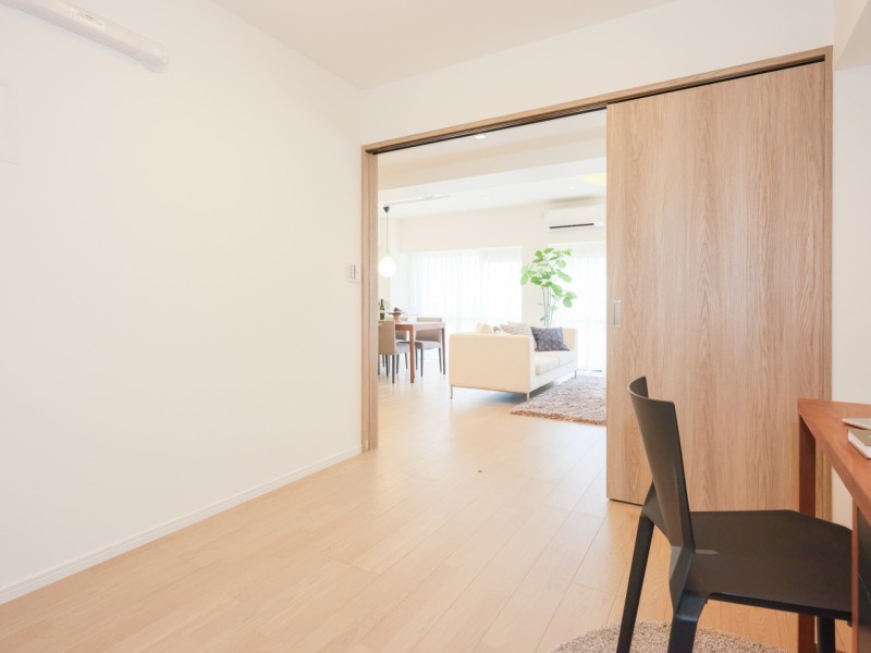 リビングに隣接しながらも、プライベート性の高い洋室2です。コンパクトなお部屋なので、ワークスペースにもぴったりです。