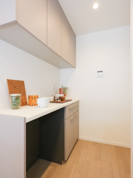 キッチン背面には、キッチンとお揃いの収納豊富でカウンタースペースも広いカップボードがあります。