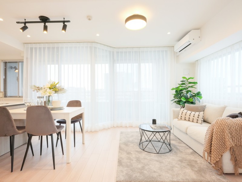 大きな窓からたっぷりの光が差し込む開放的な南東向きのリビングダイニングです。二面採光の窓からは明るい自然光が降り注ぎ、彩り豊かな暮らしを演出します。