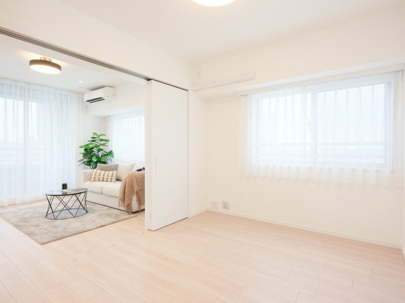 リビングに隣接する洋室3です。普段は引き戸を開放し拡張リビングとして使ったり、来客時は引き戸を閉めてプライベート空間を隠したり、フレキシブルにお使いいただけます。