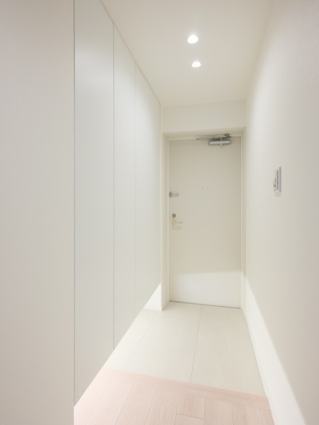 白を基調にした清潔感のある玄関です。フットライトからのびる光が足元を優しく包み込みます。天井までの高さがあるシューズボックスを備え付けたので、玄関をすっきり綺麗に保てます。