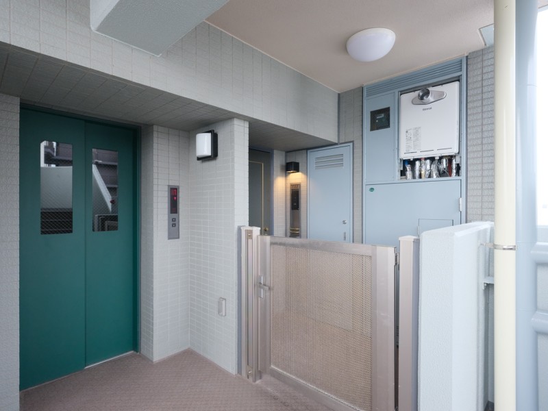 玄関前には約2.9m²の専用ポーチが付いています。共用廊下から門扉で仕切られているので、プライバシーが守られ防犯面でも安心です。