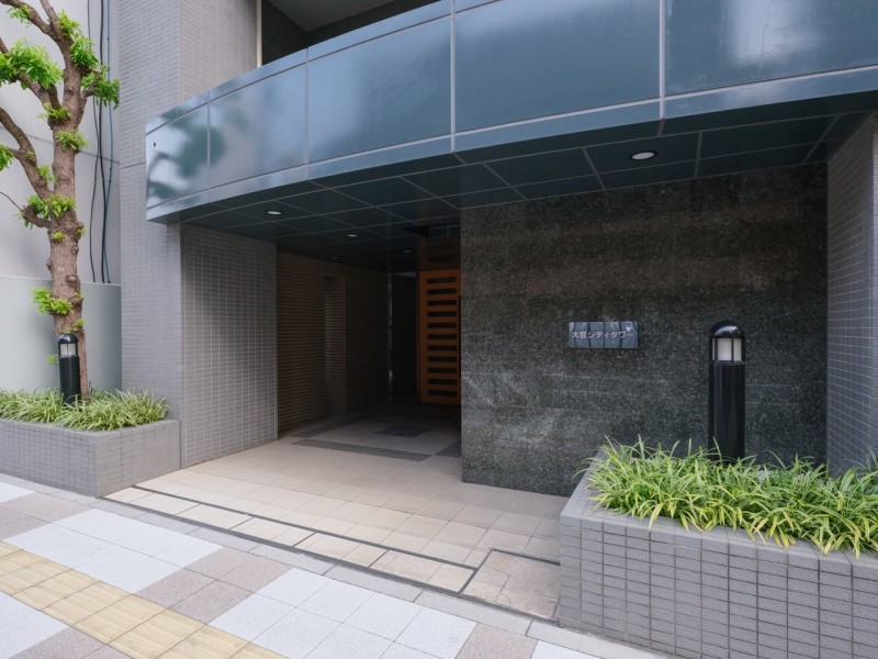 定期的なメンテナンスが行われ綺麗に保たれたエントランスです。お手入れが行き届いた綺麗な共用部が、安らぎに満ちた暮らしへ誘います。