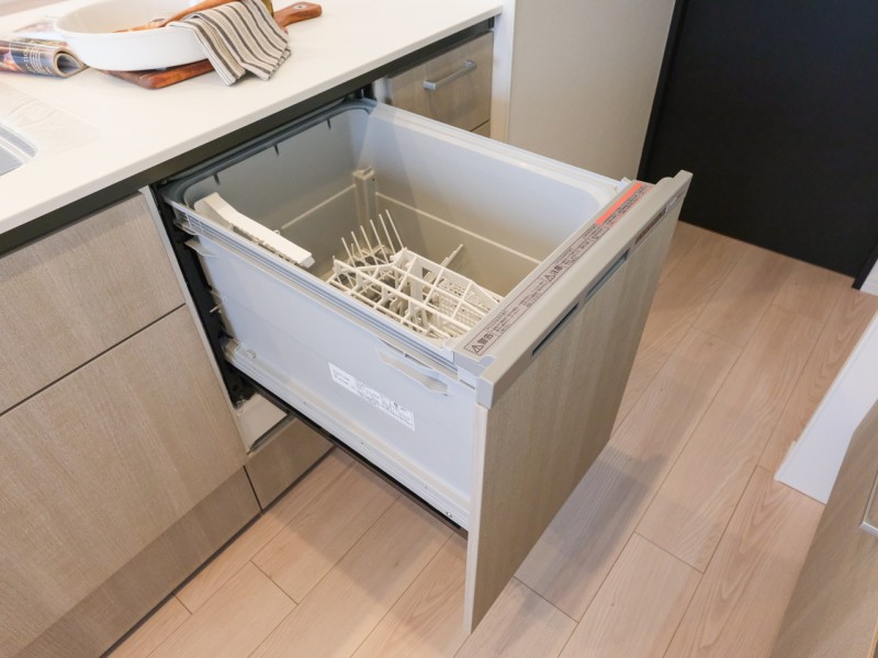 ◆食器洗浄乾燥機◆家事の時間を短縮できる優れもの。さらに節水・節約を同時に行うことができるので、大変人気があり重宝します。