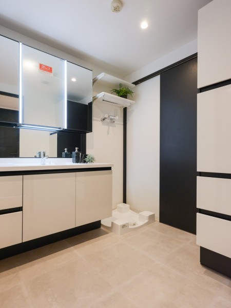 入浴後の豊かな時間を演出し、心からくつろげるプライベートスペースの洗面化粧室です。三面鏡裏、足元のキャビネットなど収納スペースが充実しています。