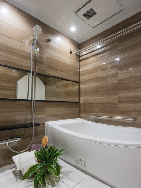 光沢のある木目調パネルが高級感を漂わせるバスルームです。暖房・涼風・換気・乾燥機能付きで1年中快適です