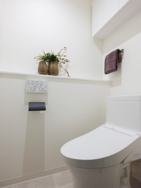 優れた節水効果や汚れが付きにくい便座など、ほしかった機能が揃ったウォシュレット一体型トイレです。上部には吊戸棚を備え付けました