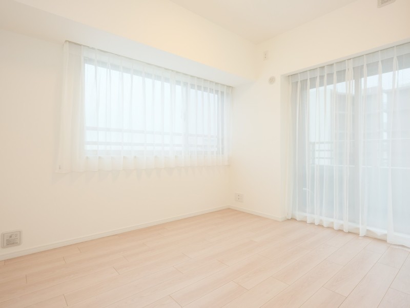 約6.1帖の洋室1です。2か所の窓から穏やかな自然光が入り、のびのびとお過ごしいただけるお部屋です。