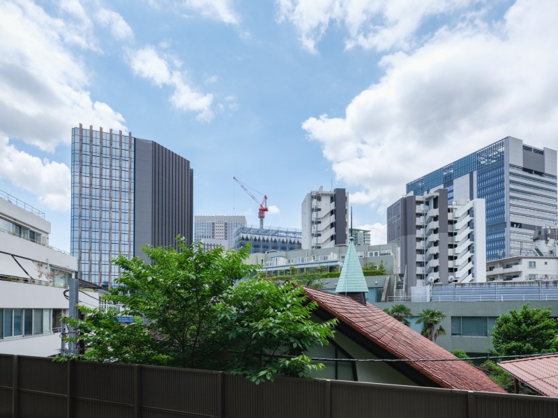 のびやかに広がる空を望む開放的な眺望です。暮らしの中で大切な光と風を演出してくれる居心地の良い空間です