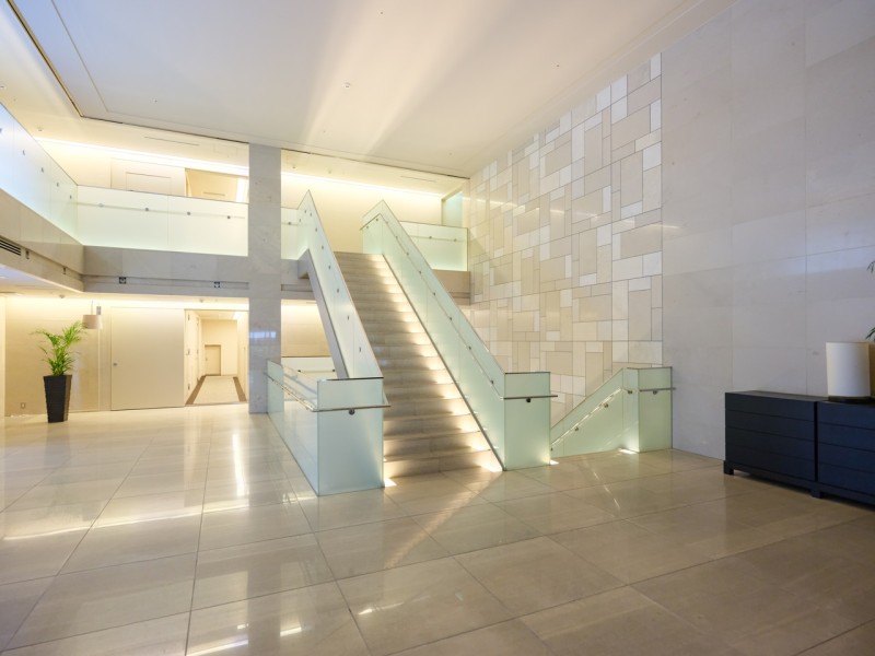 ハイグレードな暮らしを予感させる吹抜けのエントランスホールです。内廊下設計でプライバシーを守れるので、安心してお住まいいただけます。