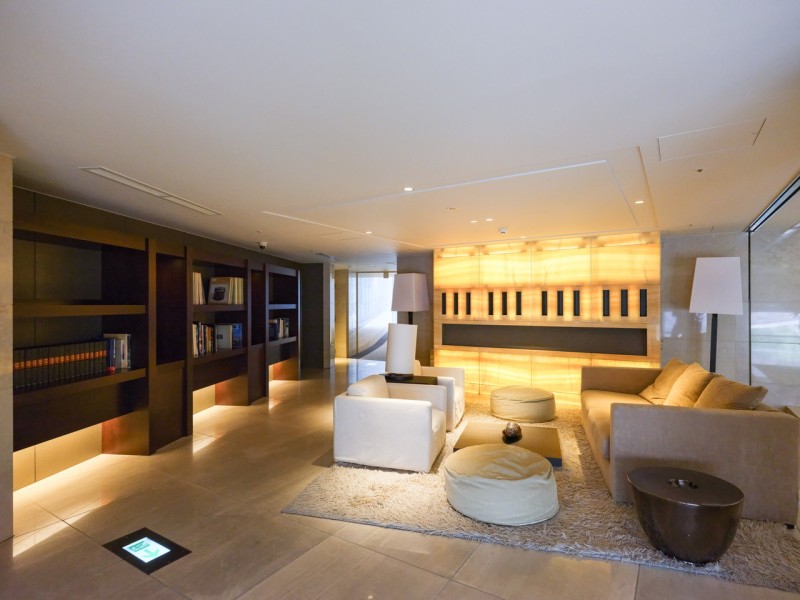 ゆとりと開放感に満たされるラウンジスペースです。モダンで清潔感漂う共用部が、明日への活力を与えてくれるマンションです。