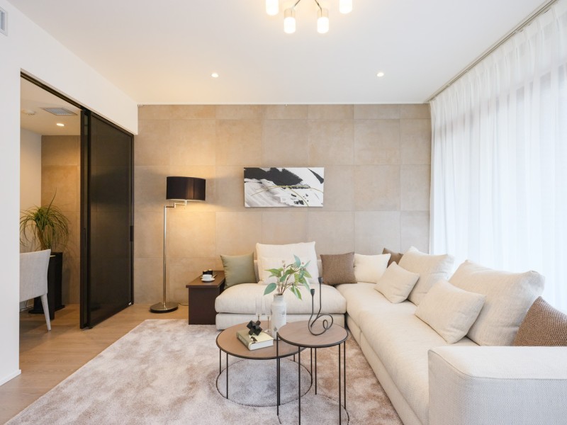 お部屋は自然の優しい温もりを添えた居心地の良い内装に仕上げました。多彩な豊かさが紡ぎ、穏やかな時間が流れます。