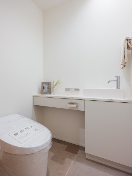 洗練されたお部屋にぴったりなデザイン性の高いレストルームです。毎日使う場所だからこそ、清潔感と使いやすさを考慮した空間です。