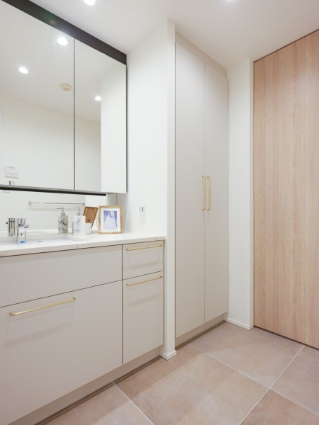 身支度の時間をも快適に彩る、美しく空間に溶け込む洗面化粧台です。三面鏡裏や足元の収納など使いやすさも兼ね備えています。