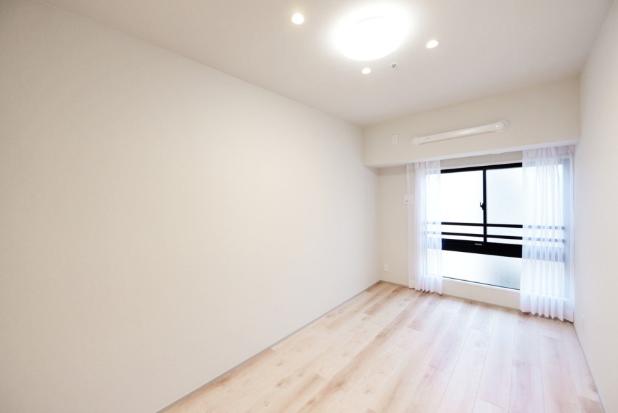 洋室1（約6.1帖）は凹凸もなく家具の配置もしやすいお部屋です。静かに休息をとれる主寝室におすすめです。