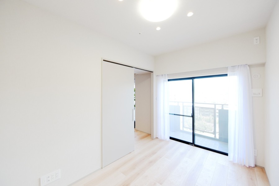 洋室2（約5.0帖）はバルコニーに面し明るい光と爽やかな風が入ります。リビング隣接したお部屋で、扉を開放して拡張リビングとしても使用出来ます。