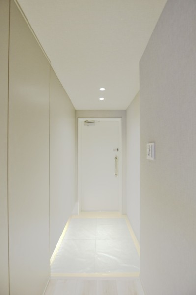 フットライトが優しく足元を照らす清潔感溢れる玄関スペースです。人感センサーライトを設置しましたので、暗い時間のご帰宅、手が塞がっている時も自動点灯で安心です。