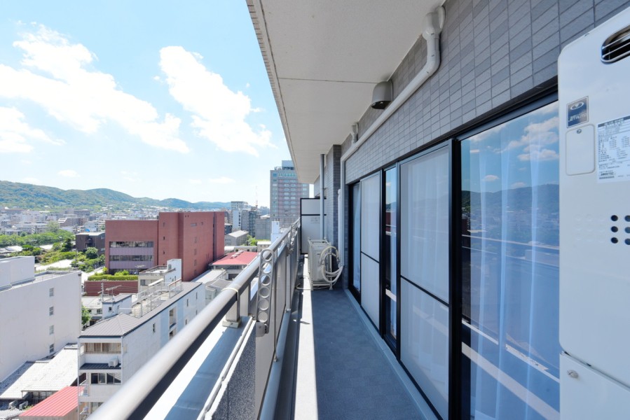 東向きの広々としたバルコニーです。ゆったりとした空間で目の前を遮る建物はないので、日常の喧騒から離れ、静かに自分の時間を過ごしたくなるようなスペースです。