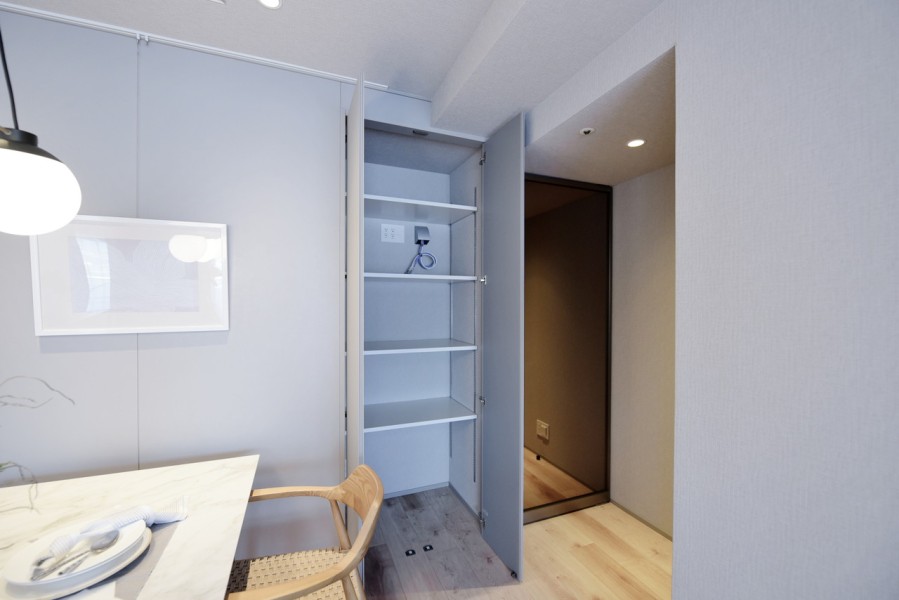 リビング入口にも収納スペースを設置致しました。家族共用のものやストックの物、災害備蓄品などもたっぷりと収納できます。
