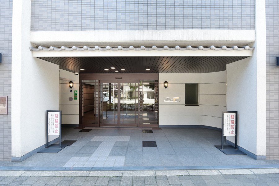 平成12年建築、総戸数77戸のマンションです。京都御苑や鴨川もほど近く、休日の散策にもピッタリな立地です。京都の歴史ある街並みを堪能出来ます。