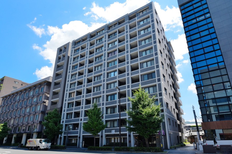 地下鉄東西線、烏丸線・京阪本線・阪急線など4路線4駅利用可能な非常に便利な立地です。鴨川のほとり、古都の優美な街並みと歴史を感じながら生活できます。