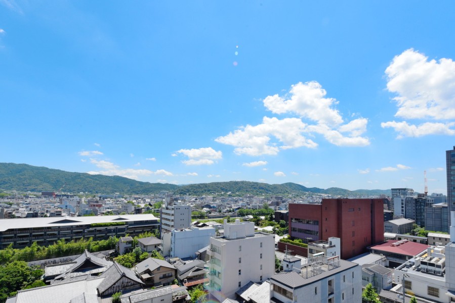 バルコニーからは東山連峰を望む眺望があります。五山の送り火（大文字）鑑賞可能です。大きな空と自然の変化のコントラストが美しく、毎日の生活に癒しの時間をもたらしてくれます。