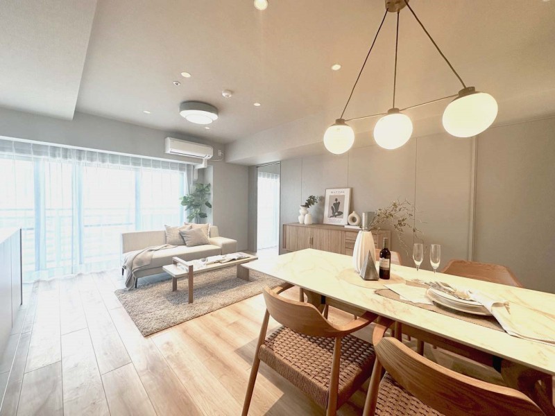 最上階・東向きで開放感のあるお部屋です。毎日の暮らしの基盤となるリビングは家族が快適にくつろげるナチュラルでどんな家具とも馴染みやすい内装に仕上げました。