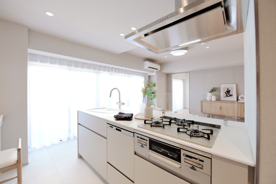 田中工藝社製のシステムキッチンを採用しております。背面にはキッチンと揃いのカップボードを設置しておりますので、食器類や調理家電などもたっぷりと収納できます。