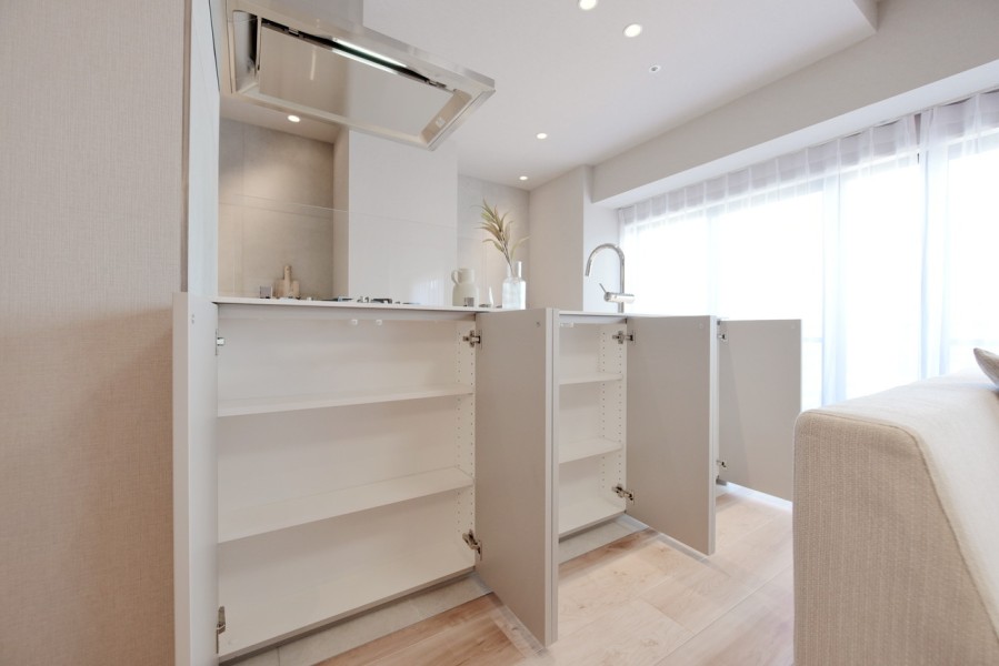 キッチンの下にはスペースを有効活用した収納を設けました。お気に入りの食器や家族が日常的に使用するカトラリーなどの収納にも便利です。