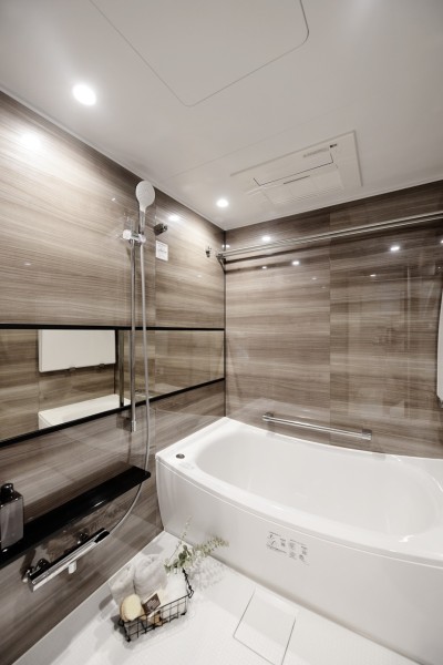 浴室は汚れがつきにくい素材を使用しておりますので、毎日のお手入れも楽々です。浴室暖房乾燥機完備ですので、梅雨時の衣類の乾燥や冬場の暖機運転など一年中快適にお使い頂けます。