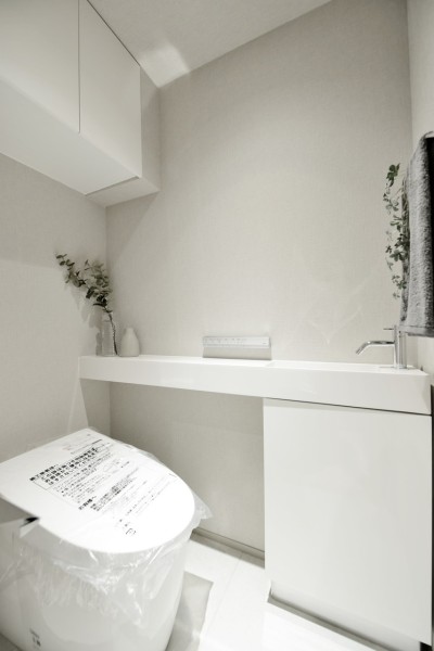 タンクレストイレを採用し、スタイリッシュですっきりとした空間になりました。手洗いカウンターを設置しましたので、手洗いもしやすく清潔に保てます。吊戸棚を設置し、小物類の収納に便利です。