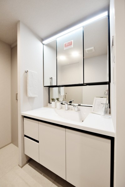 三面鏡裏にキャビネットと収納が充実した洗面台です。毎日使用する場所が細々としたものをすっきりと収納でき、整頓されたスペースを保つことができます。