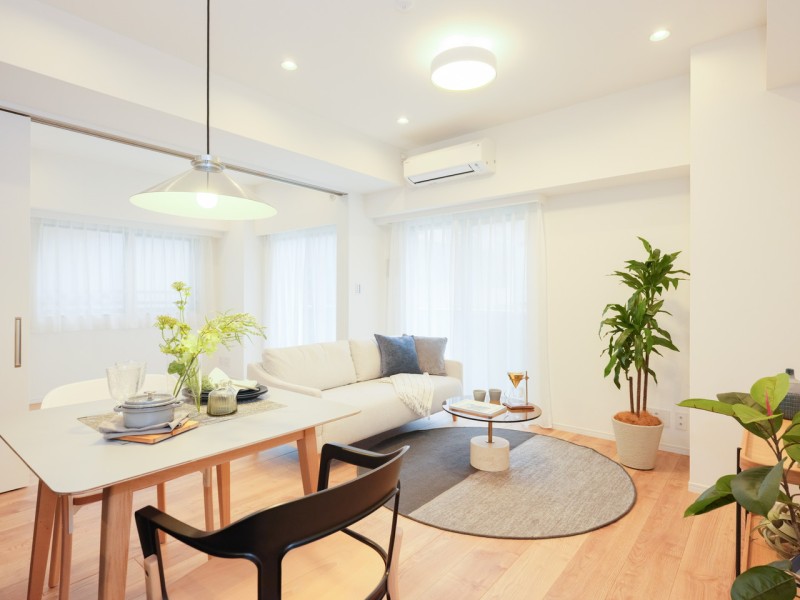 南東向きの窓からたっぷりの光が差し込み、開放的なリビングダイニングです。住まう方の暮らしやすさと心地よさを追求し、『日常』という大切な時間を豊かに、快適にお過ごしいただける空間です。