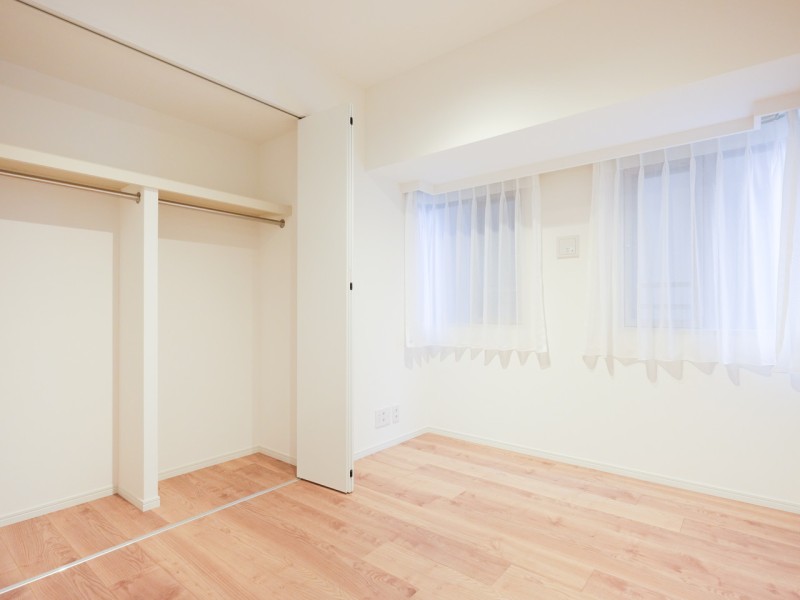 クローゼット付きのサービスルームにも柔らかな光が降り注ぎます。デッドスペースがなく家具配置のしやすいお部屋です。