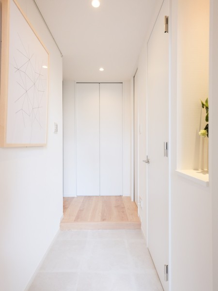 白を基調とした清潔感のある明るい玄関です。カウンター部分は季節のインテリアを飾って、四季の移ろいを感じるのも良いですね。